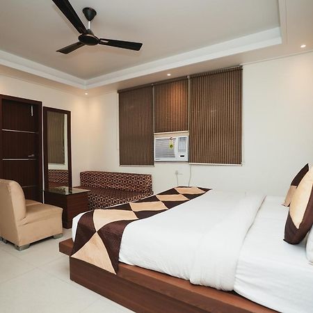 Hotel B Continental Delhi  Exterior photo