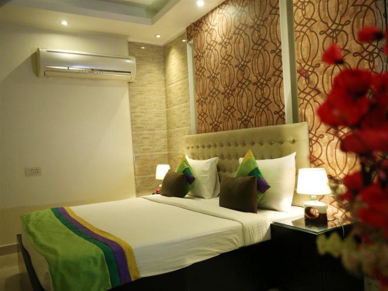 Hotel B Continental Delhi  Exterior photo