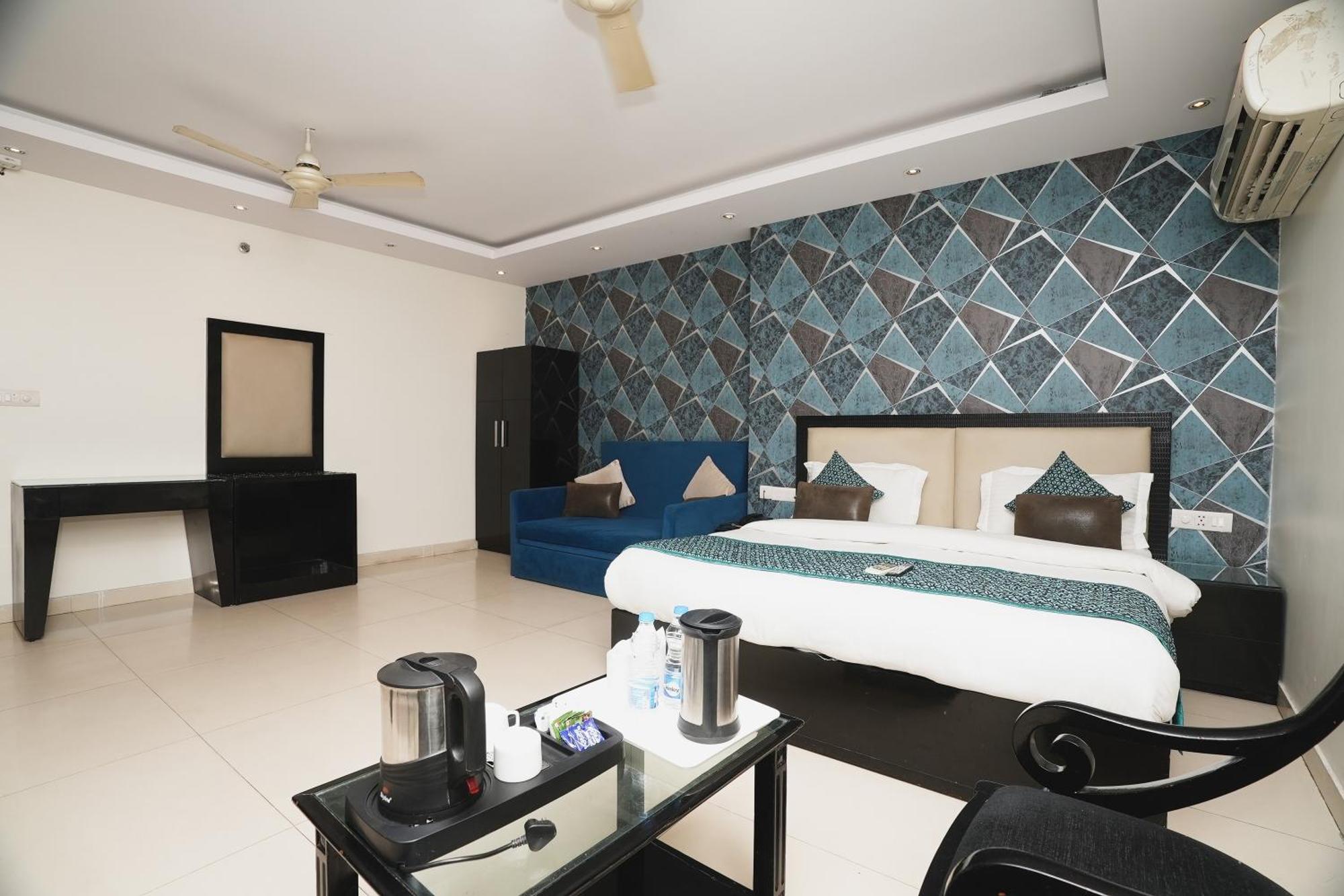 Hotel B Continental Delhi  Exterior photo