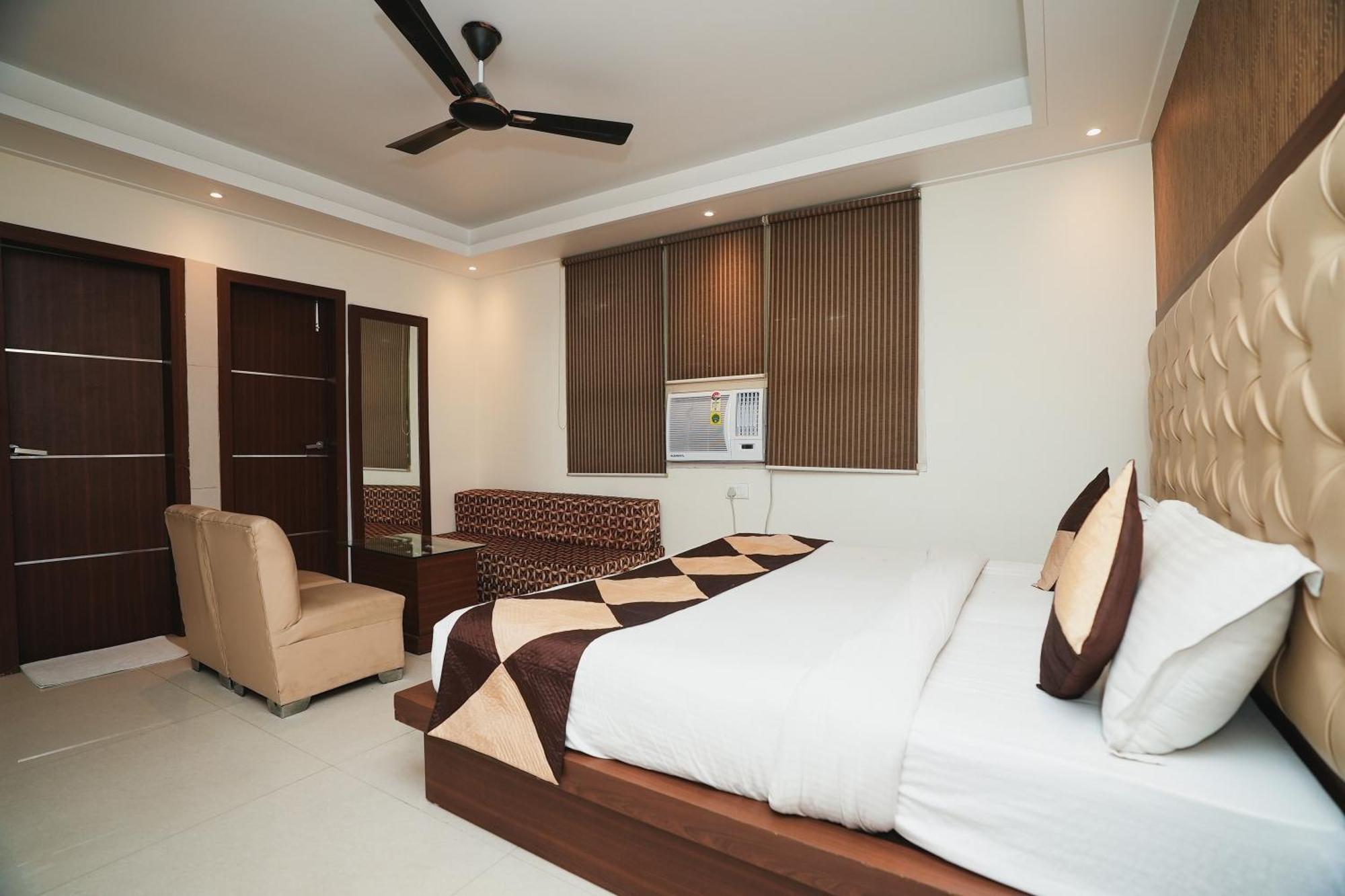 Hotel B Continental Delhi  Exterior photo