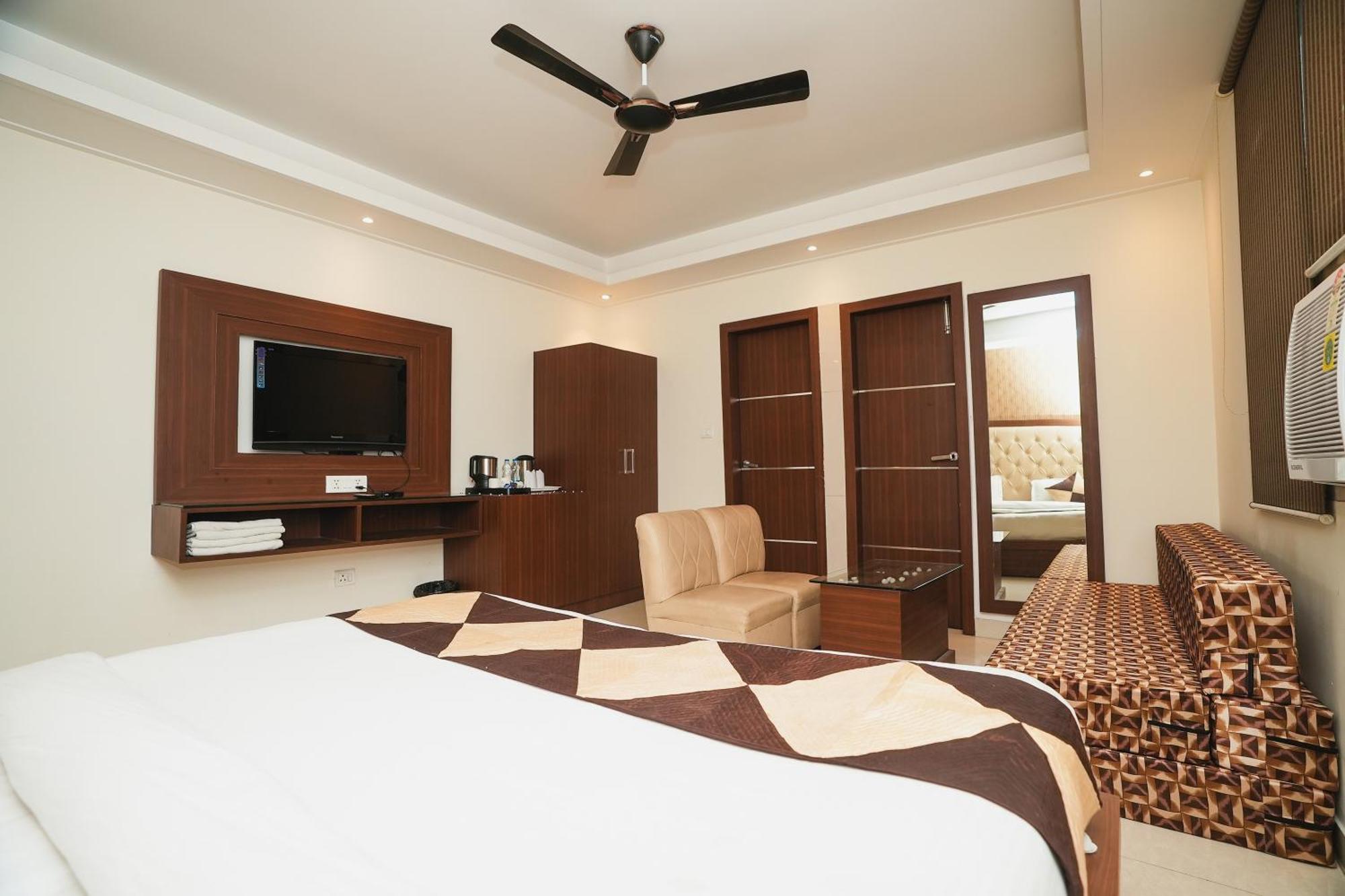 Hotel B Continental Delhi  Exterior photo