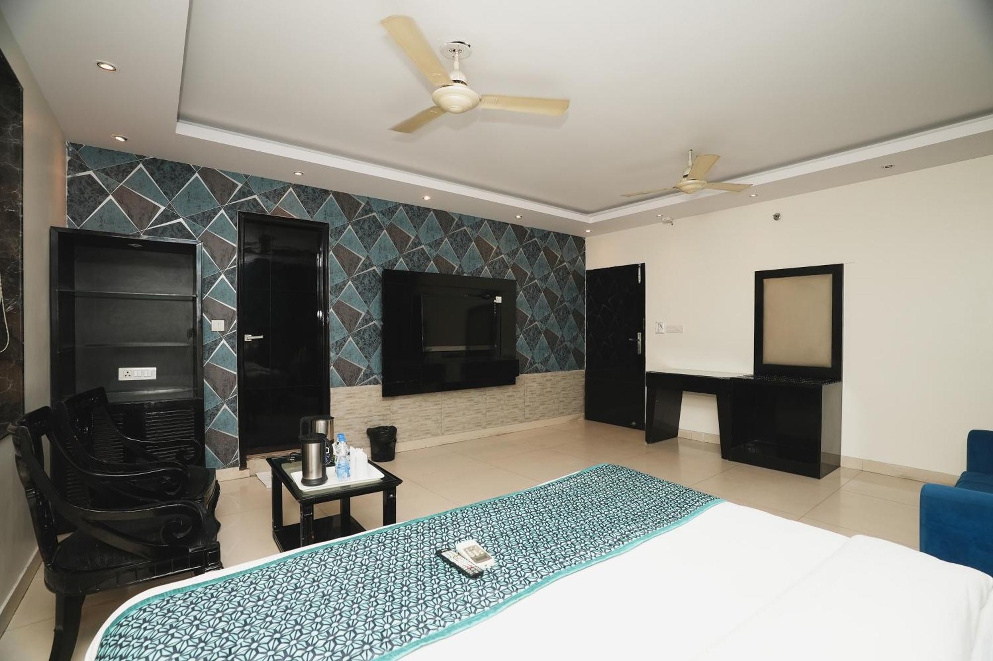 Hotel B Continental Delhi  Exterior photo