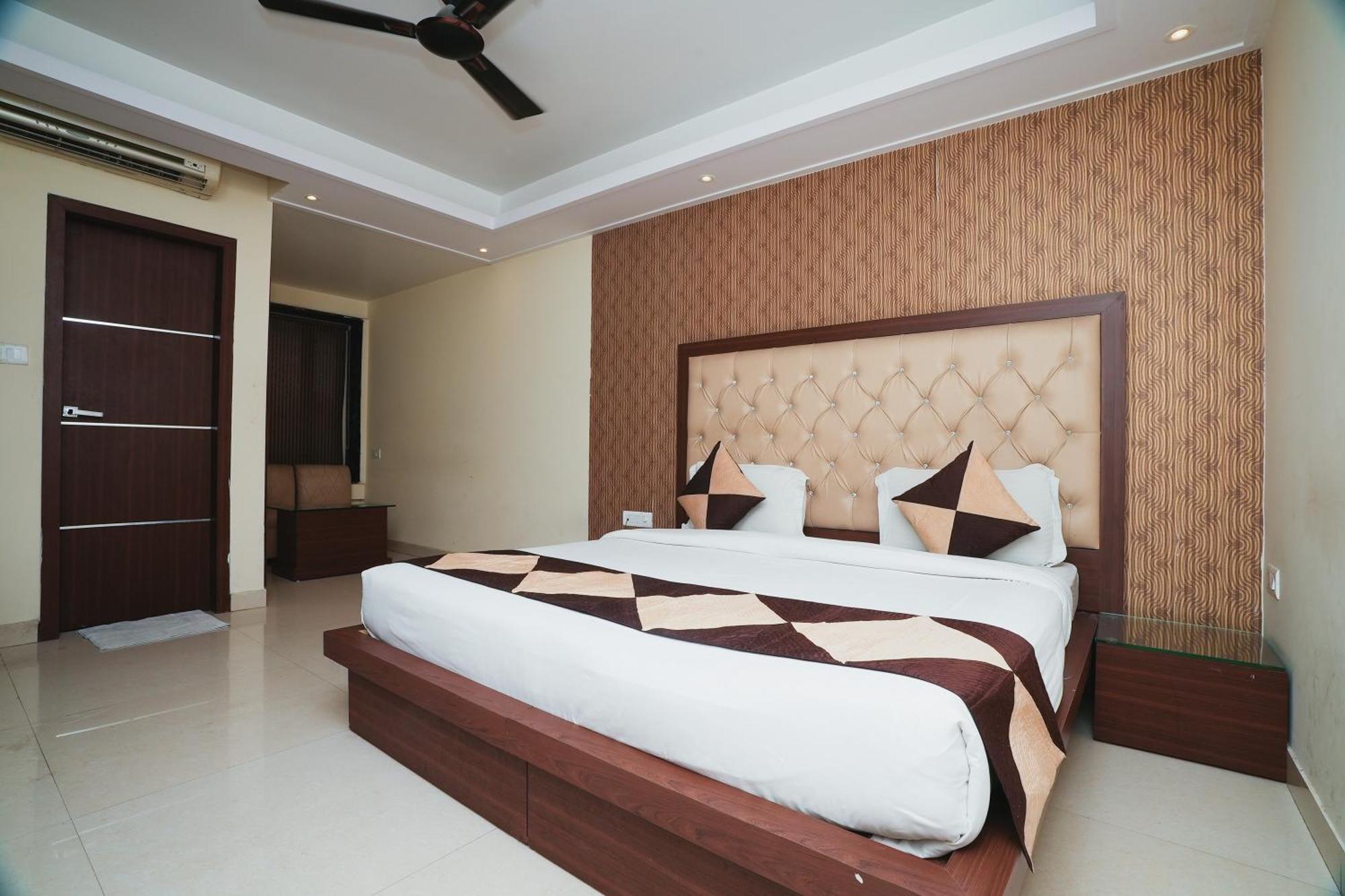 Hotel B Continental Delhi  Exterior photo