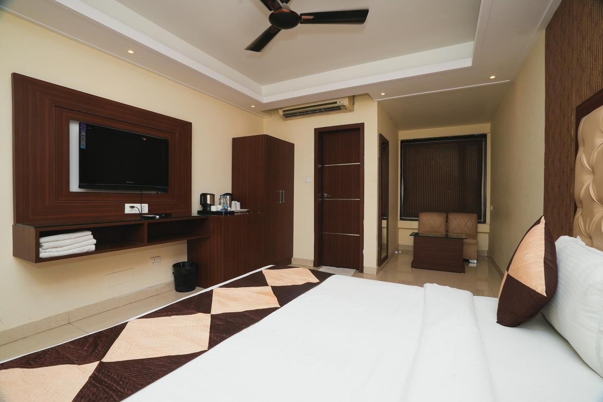 Hotel B Continental Delhi  Exterior photo