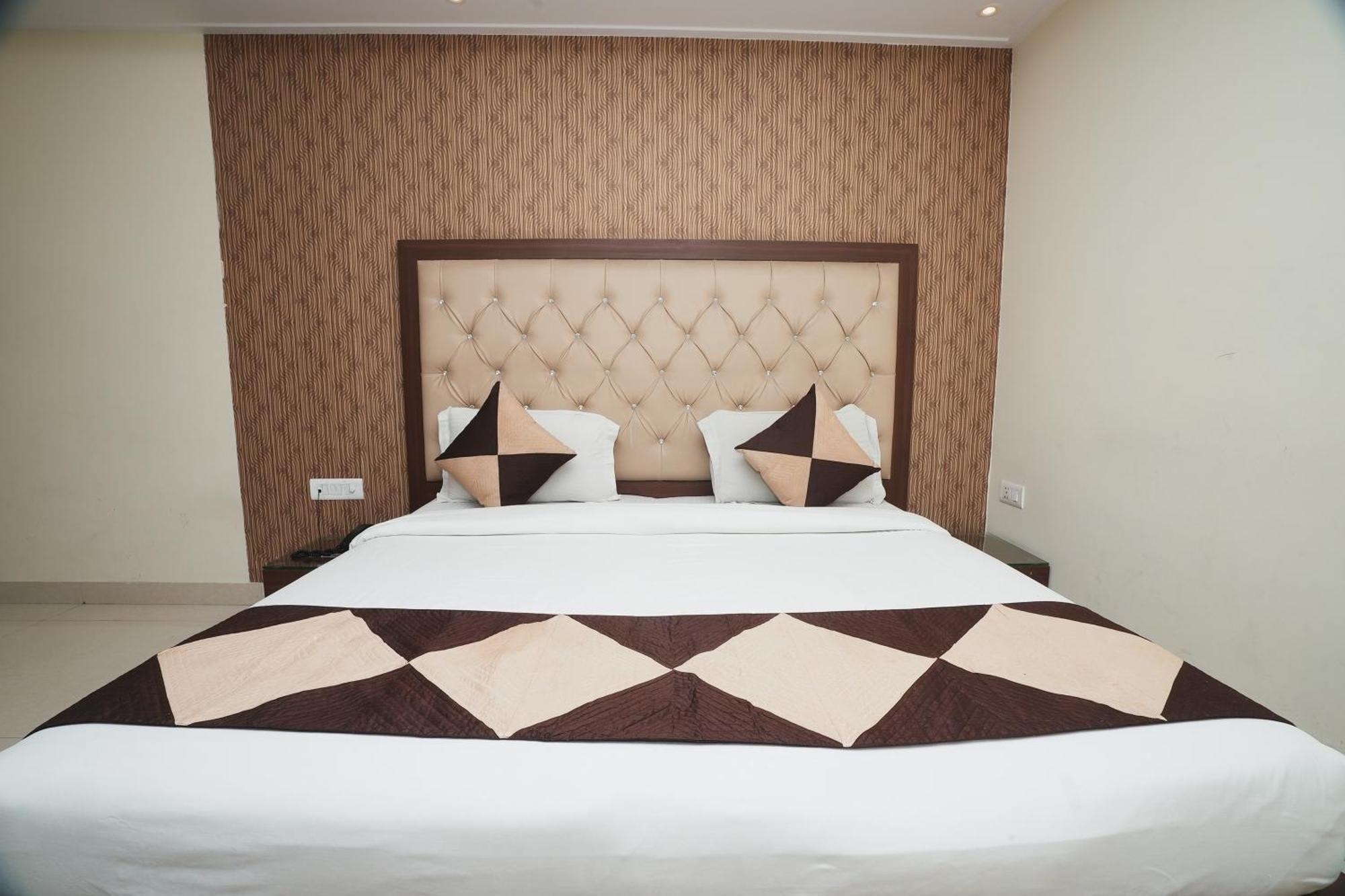 Hotel B Continental Delhi  Exterior photo