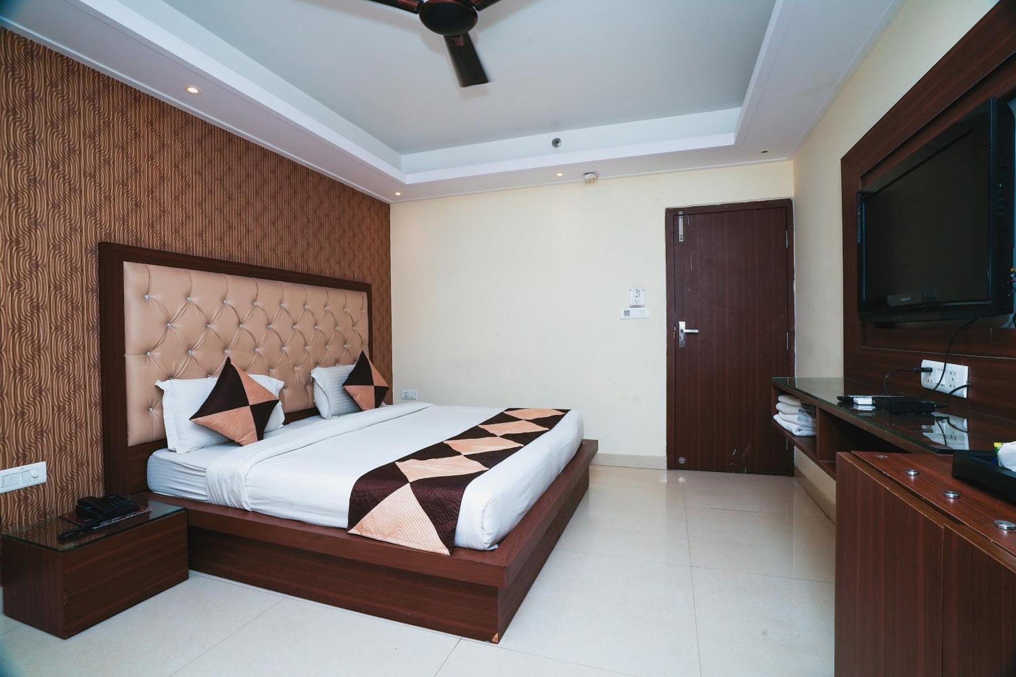 Hotel B Continental Delhi  Exterior photo