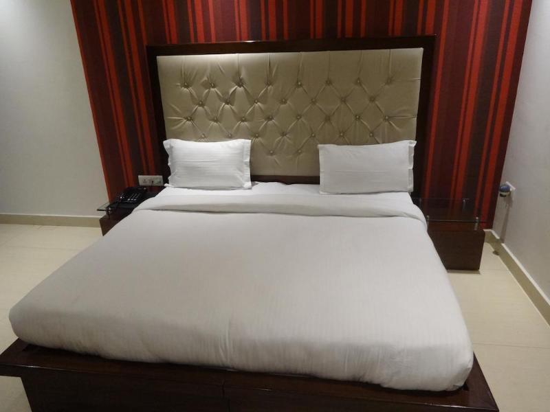 Hotel B Continental Delhi  Exterior photo