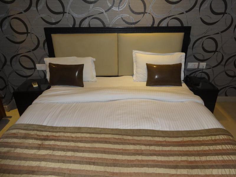 Hotel B Continental Delhi  Exterior photo