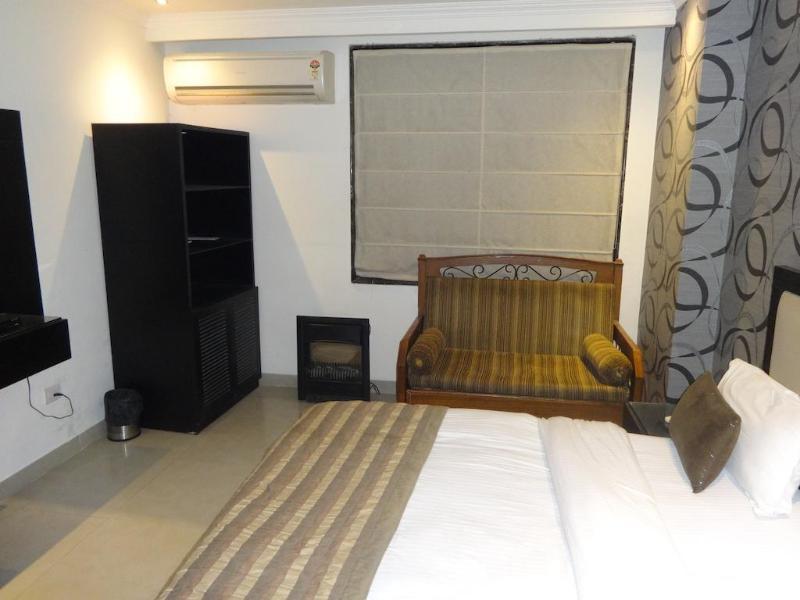 Hotel B Continental Delhi  Exterior photo