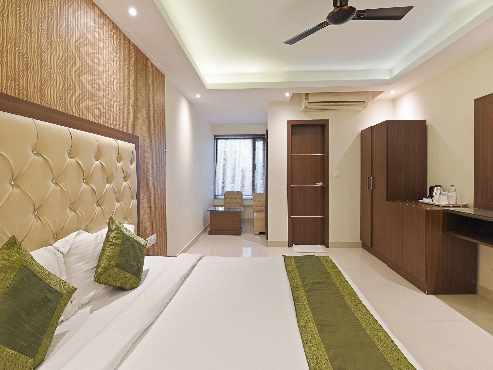 Hotel B Continental Delhi  Exterior photo
