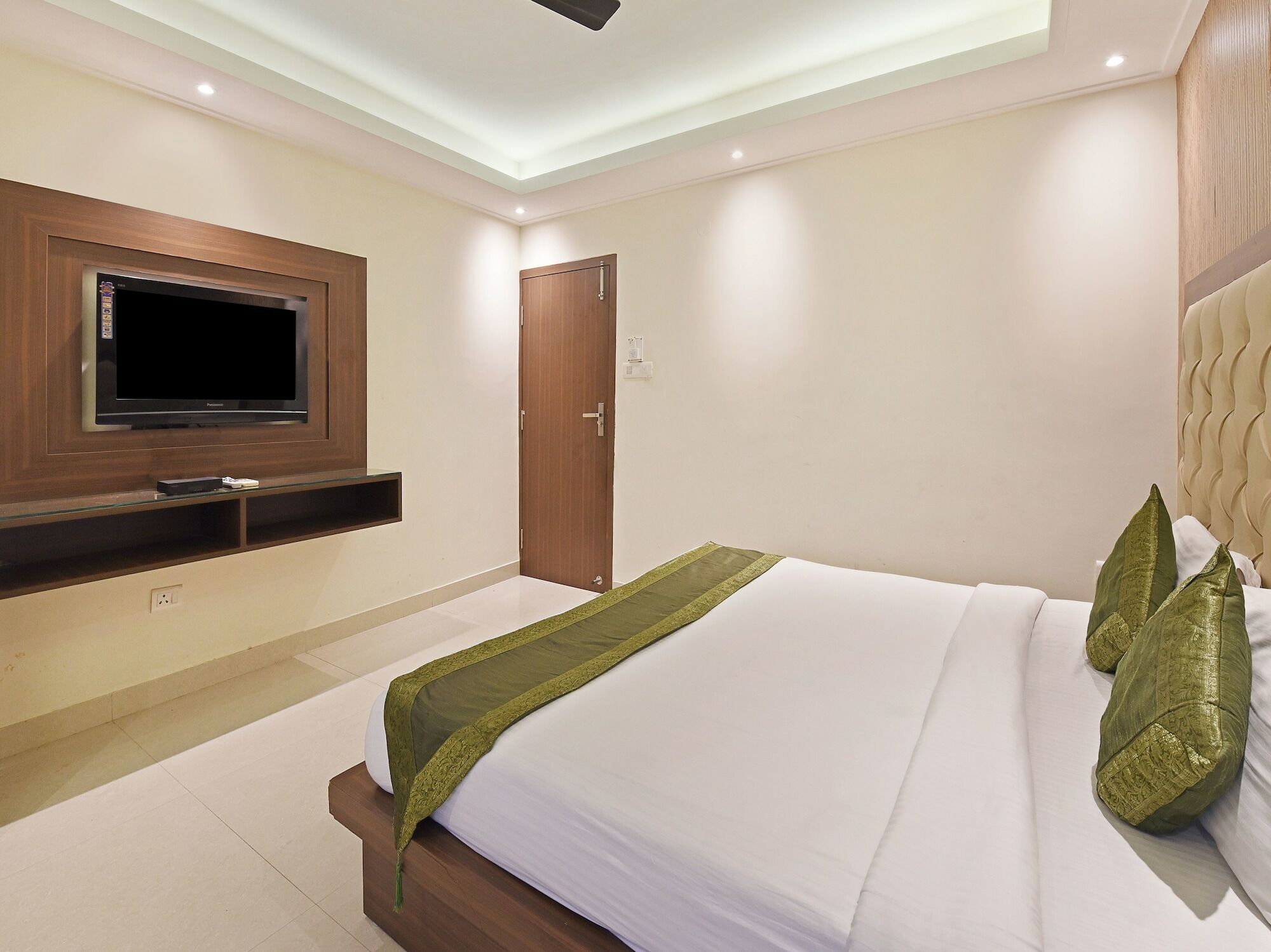 Hotel B Continental Delhi  Exterior photo